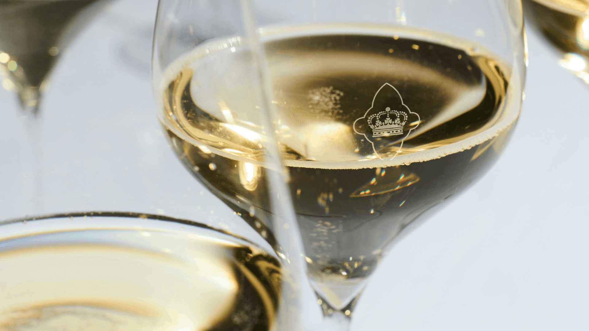 THE ESSENTIAL GUIDE TO CHAMPAGNE GLASS TYPES AND STYLES