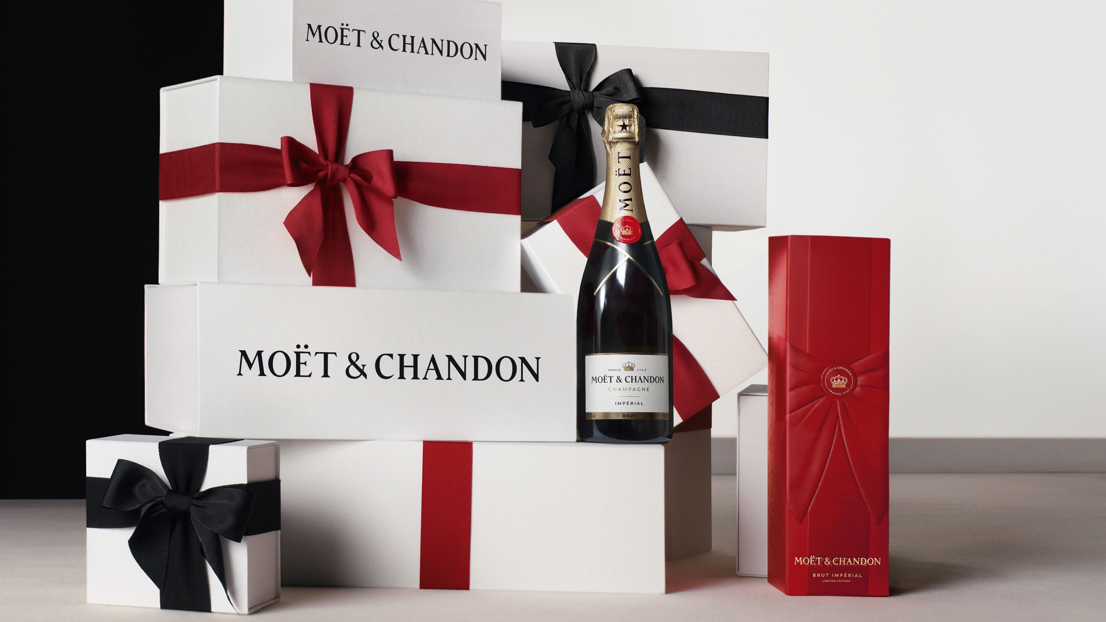 M&C_EOY26_SECONDARY VISUAL_GIFTING PYRAMID_LE_GIFTBOX_BI_16x9
